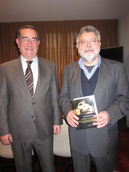 Fernando De Ana Y Juan Domínguez En La Presentación Del Certamen Literario