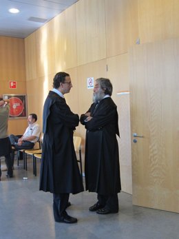 Los Abogados Conversan A La Puerta De La Audiencia Provincial
