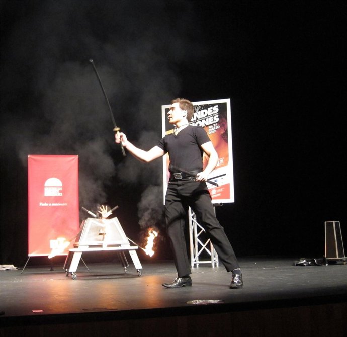 James Garibo En Una Demostración De Magia En El TCM 