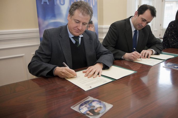 El Consejero Y El Director De Teléfonica Firman El Convenio