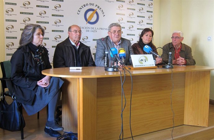 Martínez De La Hoz (C) Con Los Otros Cuatro Ediles De ADM En Mancha Real 07-11.