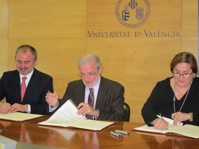 Cabré, Morcillo Y Gisbert En La Firma Del Convenio De Menores