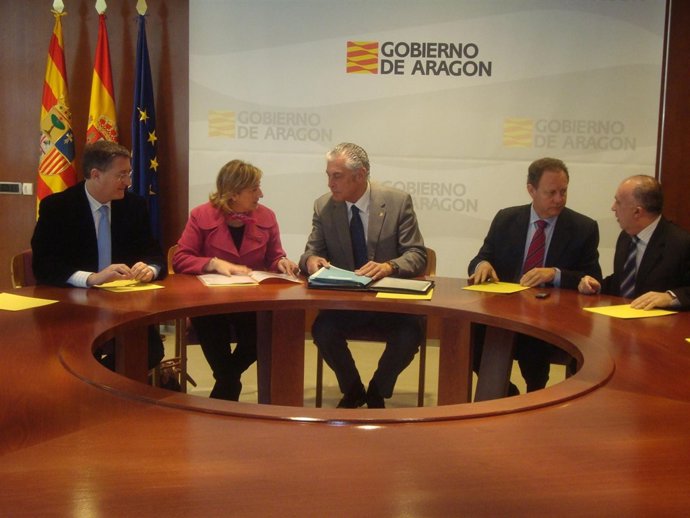 Suárez Reunido Con Camen Pobo Y Manuel Blasco Entre Otras Autoridades