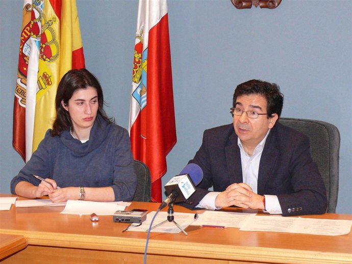 El Alcalde De Astillero Y La Concejala De Hacienda 