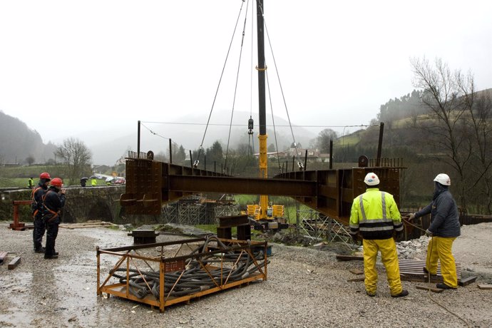 Obras De Instalación Del Nuevo Puente Sobre El Río Nansa En Cosío