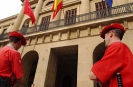 Dos Policías Forales Ante La Fachada Del Palacio De Navarra. 