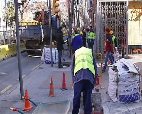 Operarios Trabajan En La Rotura De Una Tubería De Gas En Poblenou