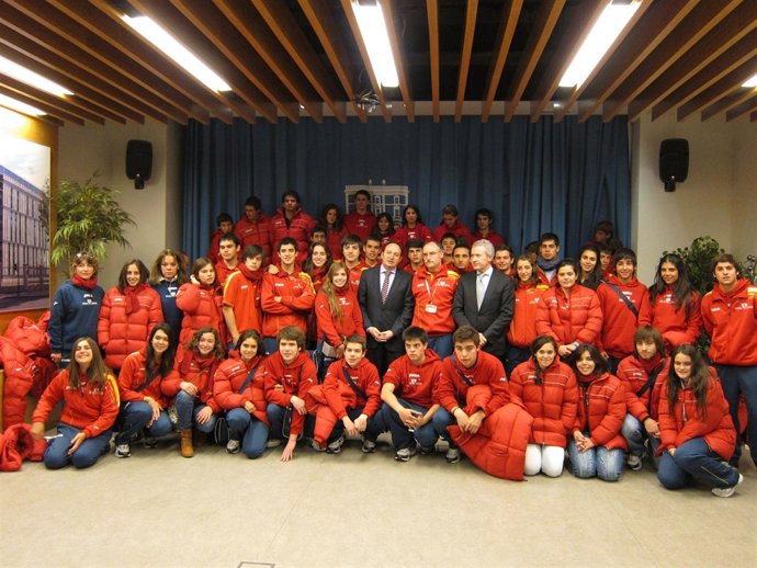 Sanz Recibe A Jóvenes Del Estadio Español De Chile