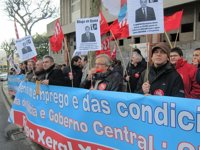 Unos 70 trabajadores de Novagalicia y Pastor protestan ante el Parlamento en contra de las reformas financiera y laboral