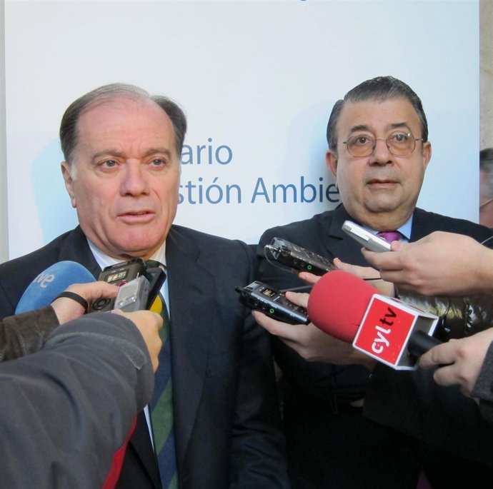 Tomás Villanueva Junto A Pedro Fábregas, En La Inauguración De La Jornada