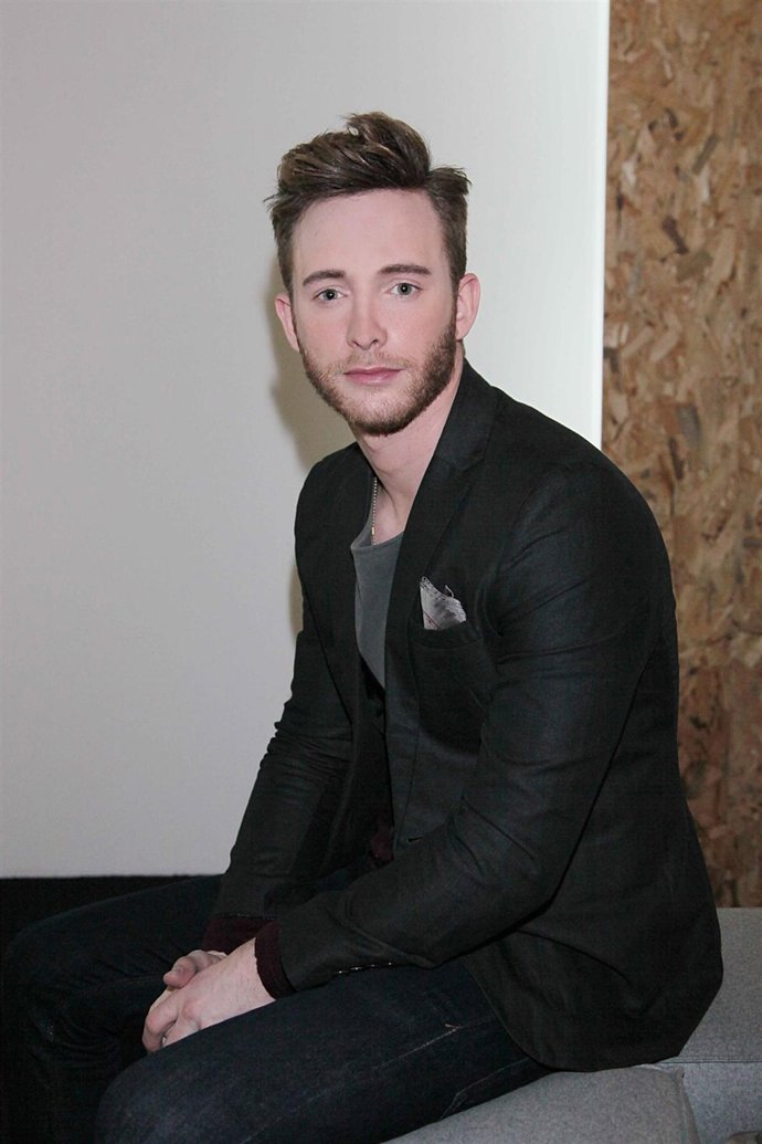 El Actor Pablo Rivero De La Serie 'Cuéntame' Posando Sentado