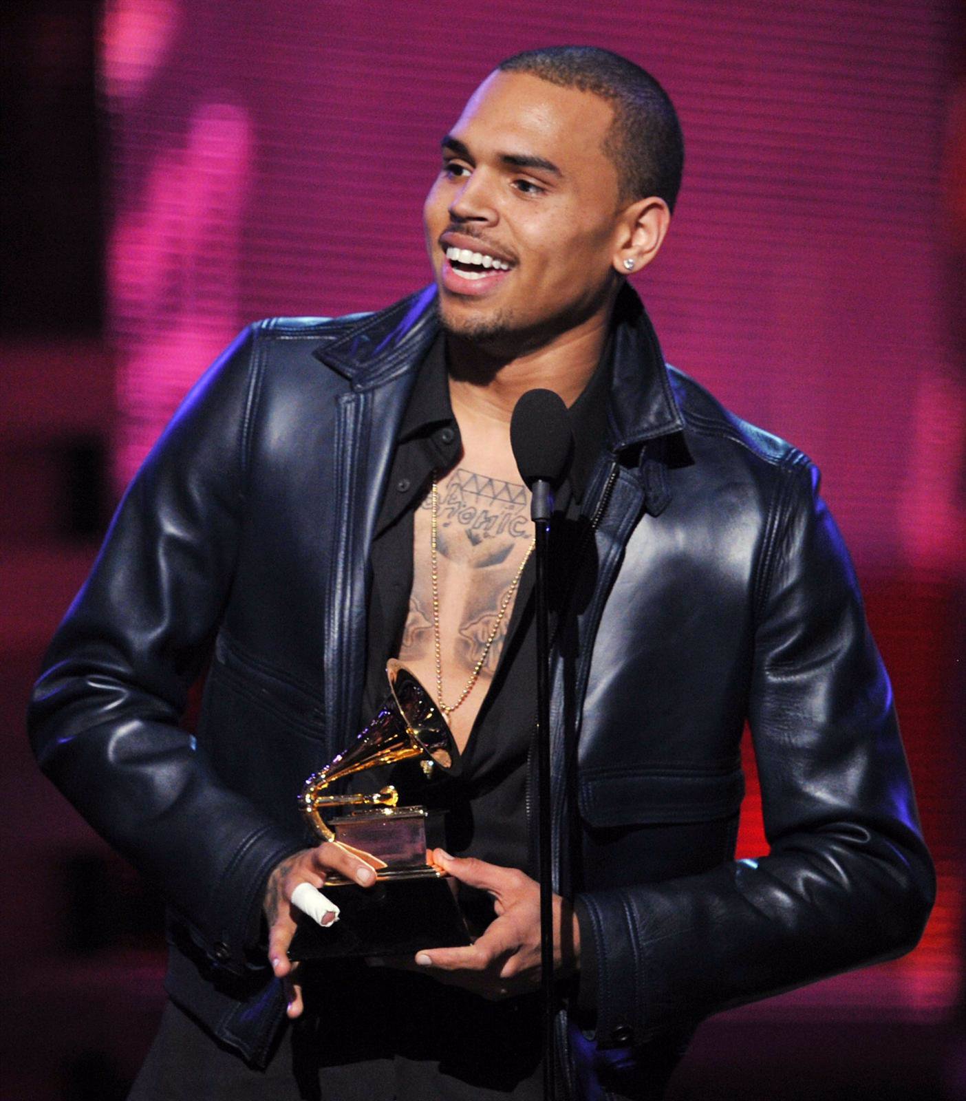 Chris Brown Recogiendo Un Grammy