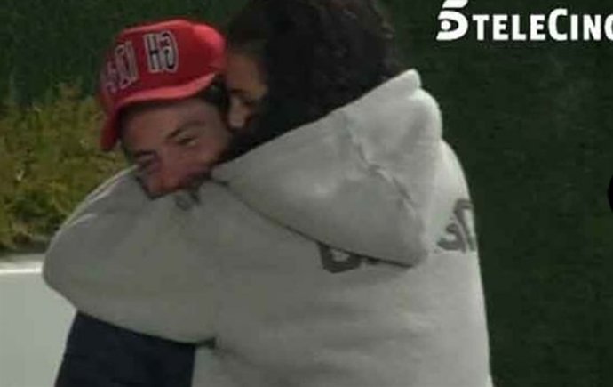 Noemí Y Alessandro Abrazados En 'Gran Hermano 12+1'