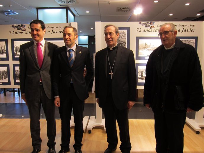 Sánchez De Muniáin Y El Arzobispo De Pamplona En La Presentación De La Muestra.