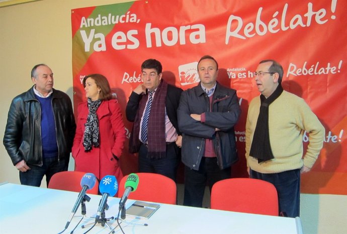 Valderas (C) Con Responsables De IU En Jaén Antes De La Rueda De Prensa.