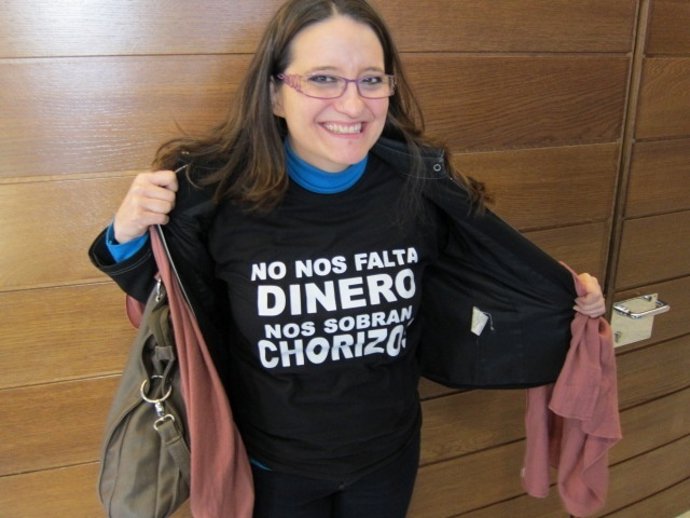 Oltra Muestra La Camiseta Tras Ser Expulsada Del Pleno