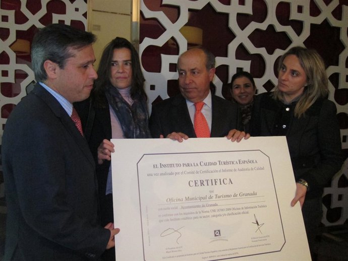 El Alcalde De Granada, José Torres Hurtado, En La Oficina De Turismo Municipal