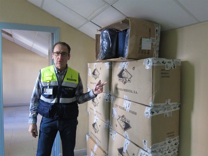 El Responsable Del SEMAS Junto Sacos Dormir