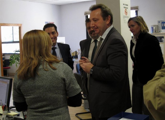 El Consejero De Empleo, Manuel Recio, Visita El CADE De Málaga En El PTA