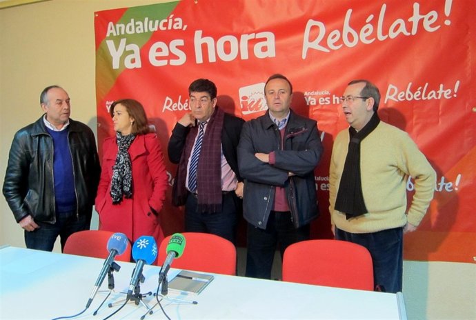 Valderas (C) Con Responsables De IU En Jaén Antes De La Rueda De Prensa.