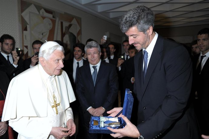 Benedicto XVI Y Miguel Angel Gil Marín (Atlético De Madrid) 
