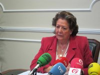 Barberá dice que los locales de Arzobispo Mayoral ya tienen luz y destaca la prioridad de pago a los pequeños