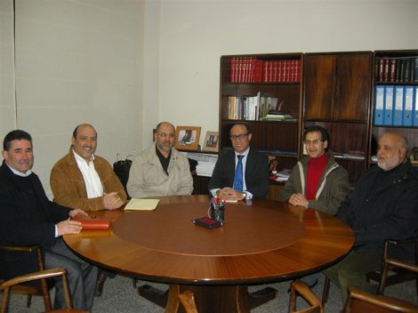 El Barkani, Tercero A La Derecha, Reunido Con Los Vecinos Que Piden La Retirada 