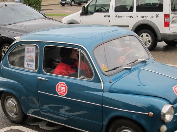 Uno De Los Vehículos Participantes En La Caravana De Coches Contra ERE De Teka