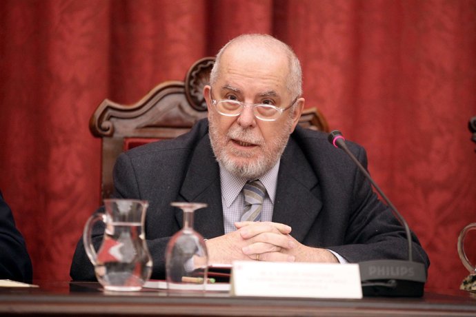 El Académico De La RAE Juan Gil En El Paraninfo De La Universidad De Sevilla