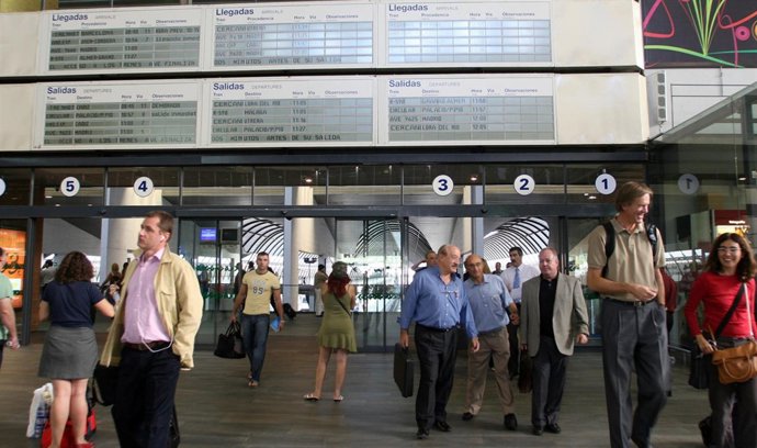 Pasajeros en la estación de Santa Justa en Sevilla