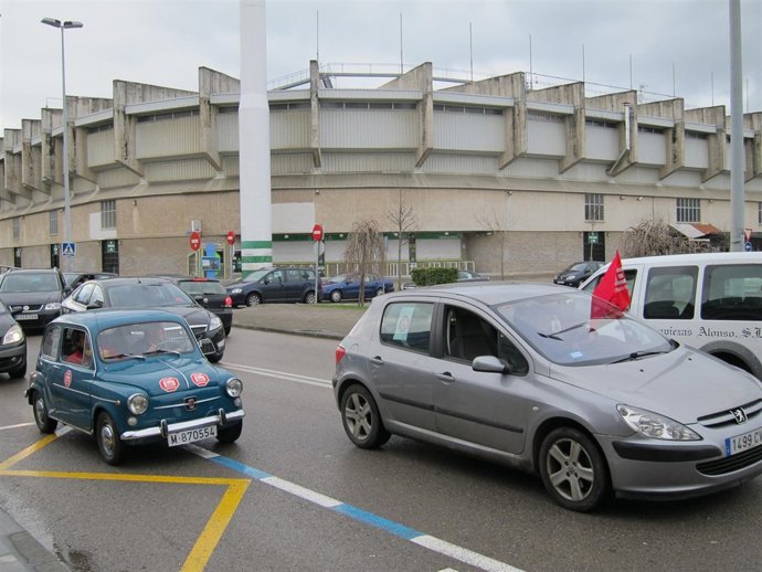 Inicio De La Caravana De Coches Contra El ERE De Teka
