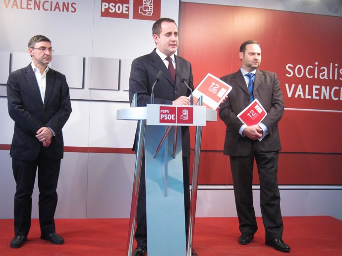 Jorge Alarte Junto A José Luis Ábalos Y Pedro Sánchez En Rueda De Prensa