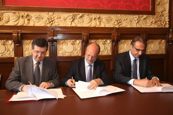 Firma De Un Convenio Entre El Ayuntamiento De Valladolid Y La Caixa