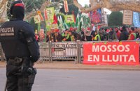 Unos 200 funcionarios claman ante el Parlament contra los recortes