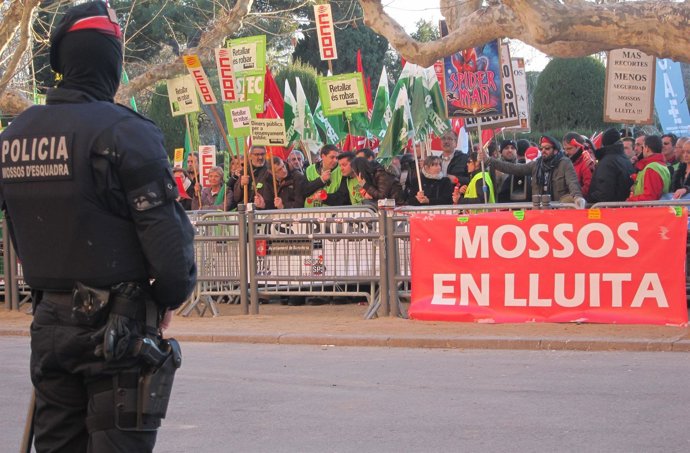 Funcionarios Protestan Ante El Parlament