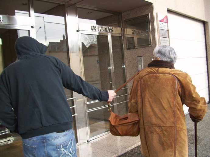 Cruz Roja Y Policía Nacional Organizan Conferencias Sobre Seguridad En Mayores.