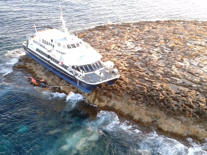 Ferry De Baleària Encallado En S'illot