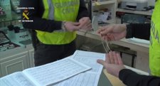 Agentes Examinan Las Piezas De Oro Con Las Que Se Ha Cometido La Estafa