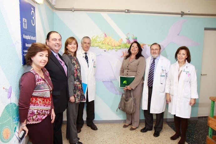 Miembros De Europ Assistance Y Del Hospital De La Paz Posan Delante De Un Mural