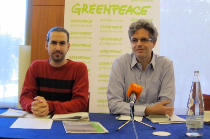 El Delegado De Greenpeace Andalucía, Juande Fernández, Y Greenpeace, Mario Rdgez