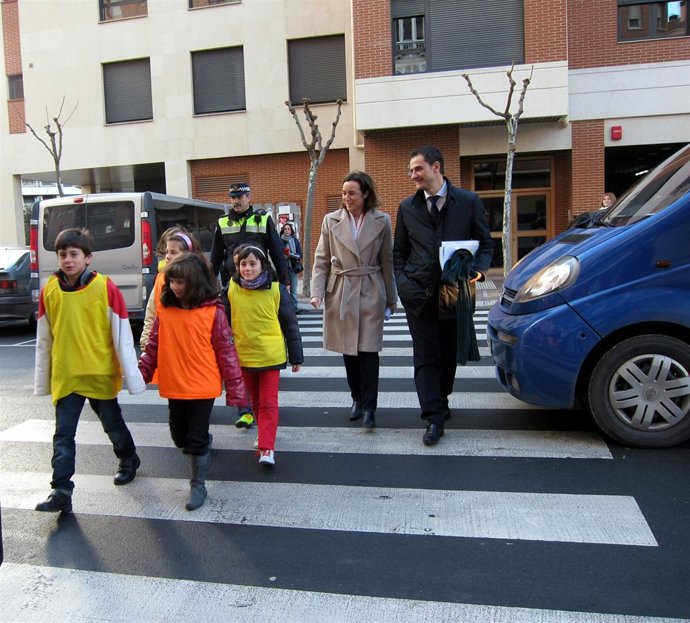 Gamarra Y Sáinz Cruzan La Calle Con Los Niños De La Campaña De Seguridad Vial