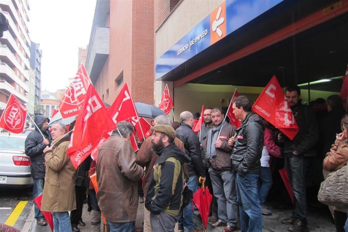 Sindicalistas En La Sede Del Servicio Público De Empleo