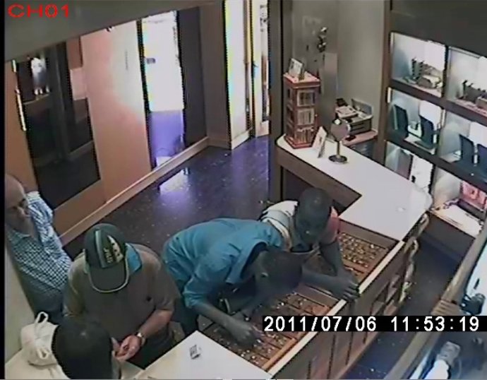 Los Supuestos Cacos Dentro De La Joyería En El Momento Del Robo 