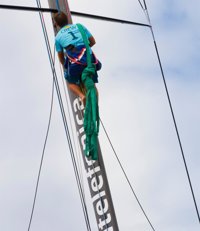 El 'Telefónica' retira su mástil