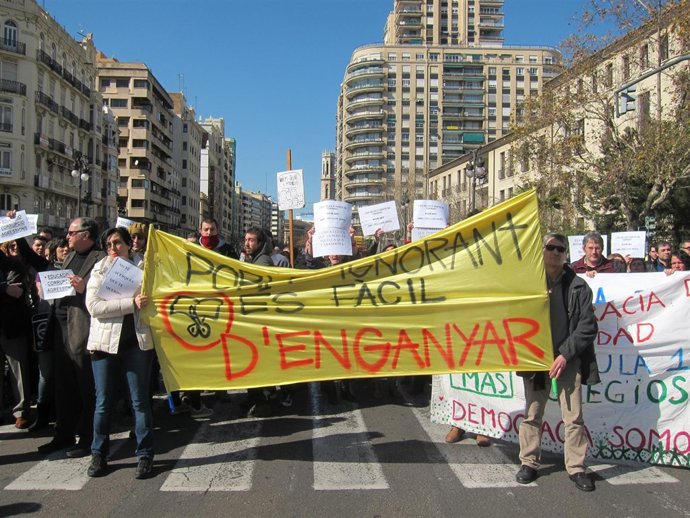 Manifestantes Contra Recortes Frente A Luis Vives