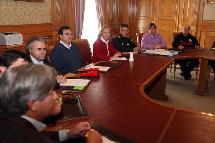 La Alcaldesa De Marbella, Ángeles Muñoz, En Una Reunión