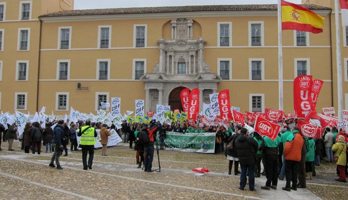 Delegados Sindicales Concentrados Frente A La Consejería De Educación