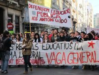 Estudiantes se manifiestan en Valencia contra la "espiral imparable de recortes" de la Generalitat