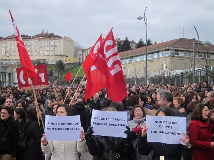 Trabajadores Se Concentran Ante La Xunta En Protesta Contra Los Recortes
