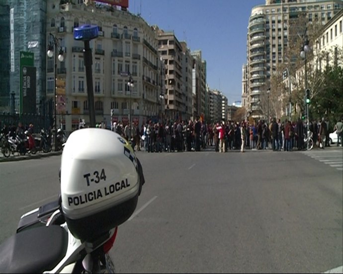 Concentración Contra Los Recortes Frente Al IES Lluís Vives